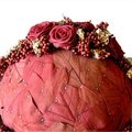 Bol bekleden met blijvende materialen: gevriesdroogde rozen, rode pepers, korstmos en cobrablad