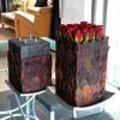 Duo met bladapplicatie van Cotinus. Bloemstuk met kaars en bloemstuk met rode rozen