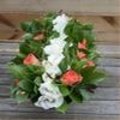 Moederdag: eenvoudig bloemstuk maken voor moeder in een schaal gevuld met bloemen en groen