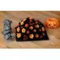 Halloween bloemstuk maken met oranje bloemen en zwarte sisal en houthoorn