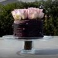 Bloemsierkunst: taartje met rozen in gekleurd steekschuim